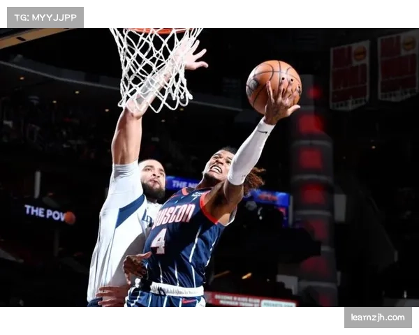 火箭战术体系偏爱三分线外投射与篮下进攻